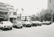 861784 Gezicht op het parkeerterrein op de hoek van de westzijde van de Waterstraat en de St. Jacobsstraat in Wijk C te ...